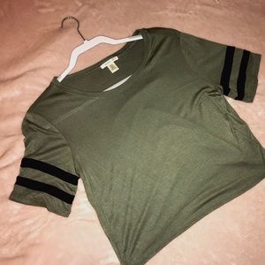 Green cropped tee shirt